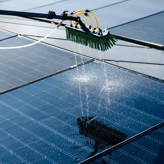 Zachte borstel met waterdoorvoer reinigt zonnepanelen met osmosewater
